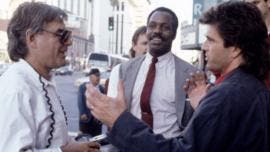 Richard Donner, con Danny Glover y Mel Gibson, en el rodaje de de 'Arma Mortal' (Lethal Weapon) de 1987.