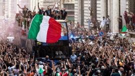 Italia recorre Roma con un autobús descubierto para celebrar la Eurocopa