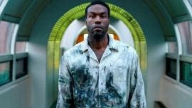 El actor Yahya Abdul-Mateen II como Anthony McCoy, durante una escena de la película de terror 'Candyman' que retoma la leyenda urbana del asesino que, si dices su nombre cinco veces frente a un espejo, aparece para acabar contigo. 