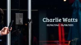 Una cinta negra atada a la puerta de entrada y una inscripción: 'Charlie Watts 02/06/1941 - 24/08/2021', presidían la fachada de la tienda de los Rolling Stones de Londres, situada en la céntrica Carnaby Street, que cerró en señal de luto.