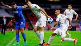 Juan Escobar, de Cruz Azul, disputa un balón con César Montes, de Monterrey, en un partido del Torneo Apertura de la Liga MX en el Estadio Azteca.