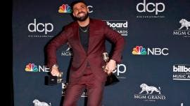 Drake posa con sus premios en la sala de prensa durante la ceremonia de entrega de los premios Billboard Music Awards. 