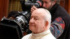 Edward Asner en un papel como el papa Juan Pablo II durante la filmación de una película en Roma.