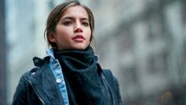 La joven actriz latina Isabela Merced se pasa al cine de acción con 'Sweet Girl', un thriller de Netflix en el que interpreta a la hija del personaje de Jason Momoa.
