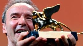 Roberto Benigni recibe el León de Oro de honor.