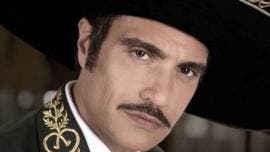 Jaime Camil caracterizado como Vicente Fernández.