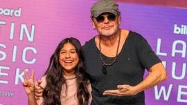 El cantante y líder del grupo Maná, Fher Olvera, y la joven Mabel, de 12 años de edad, posan durante el apartado "Dentro del alma de un artista" de la Conferencia de los premios Latin Billboard en el Faena Fourm de Miami.