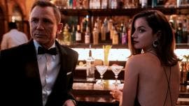 Daniel Craig con Ana de Armas, en una escena de la película 'No Time to Die'.
