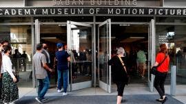 Personas pasan por el Museo de la Academia de Hollywood, en Los Ángeles, California.