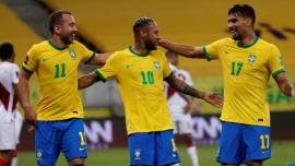 Neymar guía a Brasil a la victoria sobre Perú y a mantener el paso perfecto