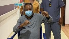 Pelé, animado desde el hospital: Pedaleando así, pronto vuelvo a Santos