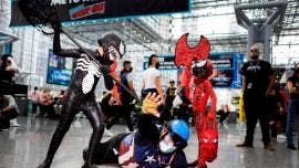 Cris, de 8 años, y Drax Tirado, de 6 años, juegan con un hombre disfrazado de Capitán América en la Comic Con de Nueva York 2021, en el Centro de Convenciones Jacob K.Javits en Nueva York, Nueva York.