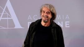 El director Fernando León de Aranoa posa para los medios tras conocer que su película 'El buen patrón' representará a España en los Oscar durante un acto celebrado este martes en la Academia del Cine.