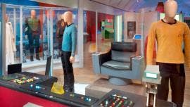 Centro Cultural Skirball donde se muestra un apartado de la exposición 'Star Trek: Exploring New Worlds', en su sede en Los Ángeles, California. Fe en el progreso, esperanza en la humanidad y optimismo por el futuro. 