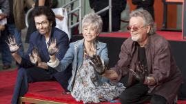 Los actores protagonistas del célebre musical 'West Side Story', ganador de diez premios Oscar, George Chakiris, Rita Moreno y Russ Tamblyn, en el Teatro Chino de Hollywood.