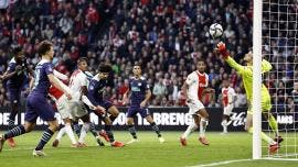 Ajax arrolla al PSV Eindhoven en el clásico con Edson Álvarez de titular