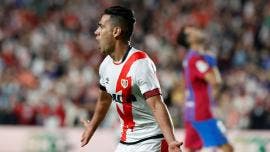 Rayo Vallecano hunde a Barcelona con baile incluido de Falcao a Piqué