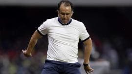 Juan Reynoso celebra victoria de Cruz Azul, pero ‘un globo no hace la fiesta’
