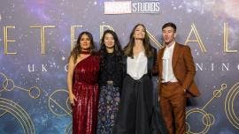 La actriz Salma Hayek, la directora Chloe Zhao, la actriz Angelina Jolie y el actor Barry Keoghan.