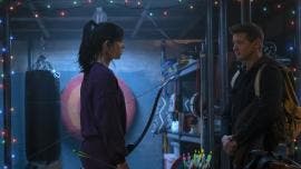 Hailee Steinfeld como Kate Bishop y Jeremy Renner como Clint Barton durante la escena de un episodio de la serie 'Hawkeye' que estrenará el 24 de noviembre en Disney+ . 