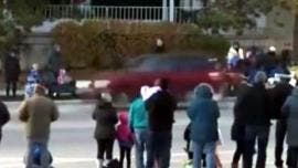 Más de 20 heridos y reportes de disparos, luego de que un auto impactara contra los participantes de un desfile de Navidad en Wisconsin.