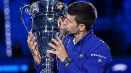 Djokovic recibe trofeo como número 1 ATP y espera jugar un par de años más