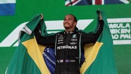Hamilton es felicitado por Pelé tras su imponente triunfo en el GP de Brasil