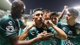 Ángel Mena anota dos goles y pone al León en la semifinal