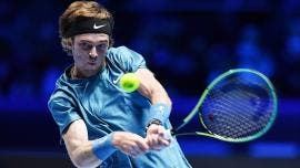 Andrey Rublev sorprende a Stefanos Tsitsipas en su inicio de las ATP Finals