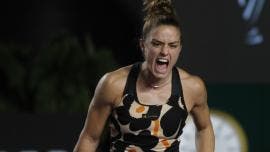 Maria Sakkari derrota a Aryna Sabalenka y accede a semis de las WTA Finals