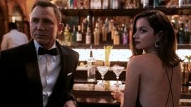 El actor británico Daniel Craig y la española-cubana Ana de Armas, en una escena de 'No Time to Die'.