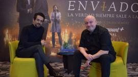 El director argentino Juan José Campanella posa junto al actor mexicano Luis Gerardo Méndez.