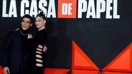 La actriz Úrsula Corberó y el actor Miguel Herrán posan durante el pase gráfico y la alfombra roja de 'La casa de papel Parte 5 Volumen 2'.