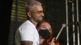 El cantante colombiano Maluma le entrega a Alexandra Ramírez, de la fundación 'El arte de los sueños', el premio a Soñadora del año, durante la inauguración de la primera sede en Medellín.