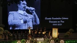 Familiares, amigos y público asisten al homenaje póstumo del cantante mexicano Vicente Fernández, este lunes en su natal Guadalajara, Jalisco.