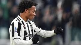 Juventus doblega al Genoa con gol olímpico de Cuadrado y anotación de Dybala 