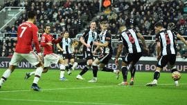 Edinson Cavani reaparece y evita derrota de Manchester United ante Newcastle