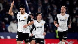 Valencia remonta y se lleva el derbi para dejar hundido al Levante