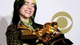 La cantante Billie Eilish posa con sus premios Grammy.