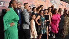 El elenco de 'Gentefied' durante el estreno de la serie en Los Ángeles.