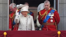 La reina Isabel II junto al príncipe Andrés.