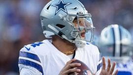 PHILADELPHIA.- El pasador de los Cowboys Dak Prescott impuso este sábado récord de más pases de anotación de la franquicia en un año en la paliza de Dallas por 51-26 sobre los Philadelphia Eagles en la semana 18 de la NFL.  Prescott conectó cinco pases de anotación, llegó a 37 en la temporada y rompió la marca de más envíos a las diagonales en un año que pertenecía a Tony Romo desde 2007 con 36. Además sumó su octavo juego con al menos tres pases de anotación.  Los Cowboys, 12-5, campeones del Este, cuartos