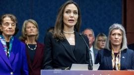 La actriz y defensora de las víctimas de abuso doméstico Angelina Jolie se une a un grupo bipartidista de senadores para anunciar una Ley de Violencia contra la Mujer (VAWA) en el Capitolio, en Washington, DC.