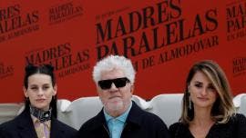 Pedro Almodóvar con las actrices Penélope Cruz y Milena Smit durante la presentación de 'Madres paralelas'. 