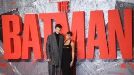 Robert Pattinson con Zoe Kravitz en la premier londinense de 'The Batman'.