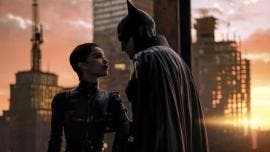 Robert Pattinson como Batman y Zoe Kravitz como Selina Kyle, durante una escena de la película 'The Batman'.