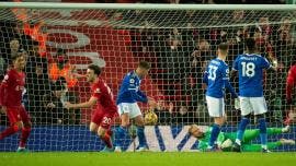Liverpool derrota a Leicester con doblete de Diogo Jota y sigue tras el City