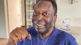 Pelé tranquiliza a sus seguidores tras rumores sobre su estado de salud