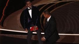 El actor Will Smith abofetea al presentador de la gala Chris Rock durante la 94 ceremonia anual de los Premios Oscar en el Dolby Theatre de Hollywood, Los Ángeles, California.