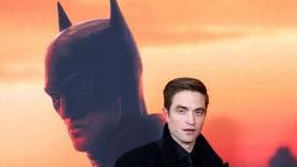 El actor británico Robert Pattinson posando durante el estreno mundial de la película de Batman de Warner Bros Pictures.